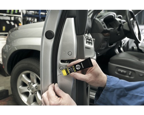 Application de colle UHU pour réparer un joint de portière de voiture