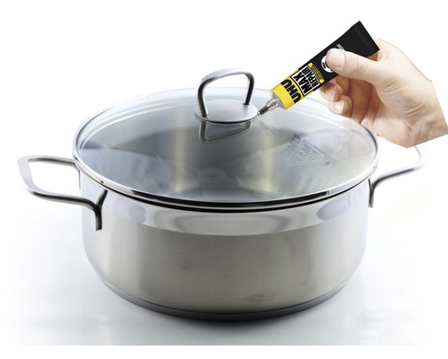 Un adhésif UHU MAX Repair est appliqué sur une casserole.