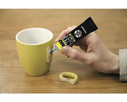 Application de colle transparente pour réparer une tasse en céramique
