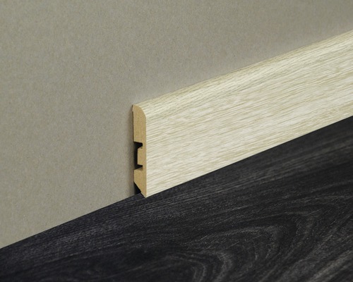 Plinthe en bois fixée à un mur