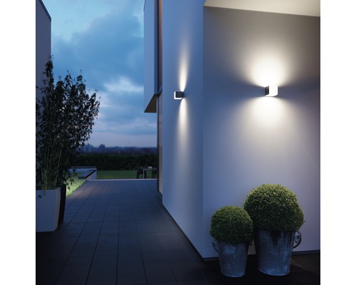 Extérieur d''une maison avec deux appliques murales modernes qui éclairent la façade