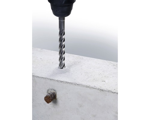 Perceuse perçant un trou dans un bloc de béton