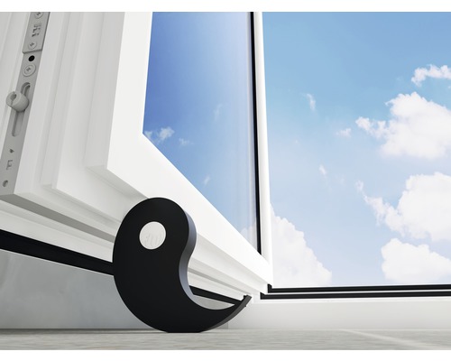 Fenêtre ouverte avec poignée de fenêtre et butée de fenêtre