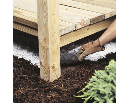 Aufbau einer Holzterrasse mit Unkrautvlies und Steinen