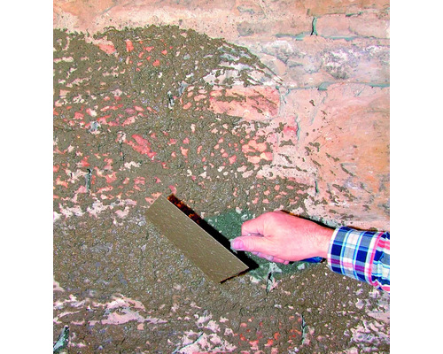 Verputzen einer Ziegelwand mit einer Maurerkelle