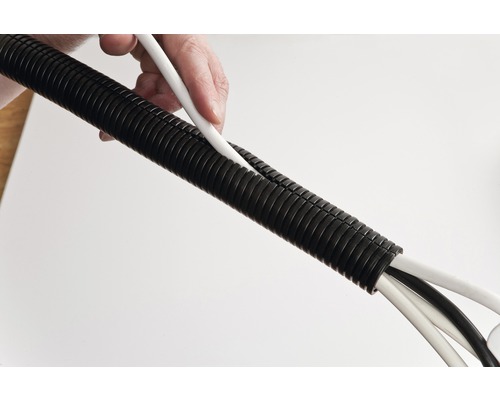 Gaine de protection de câbles noire avec câbles intégrés