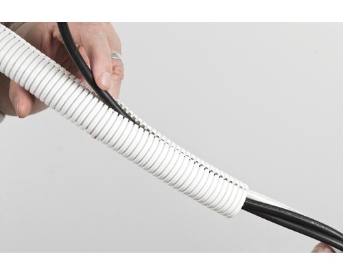 Installation von Kabeln in einem flexiblen Kabelschutzrohr