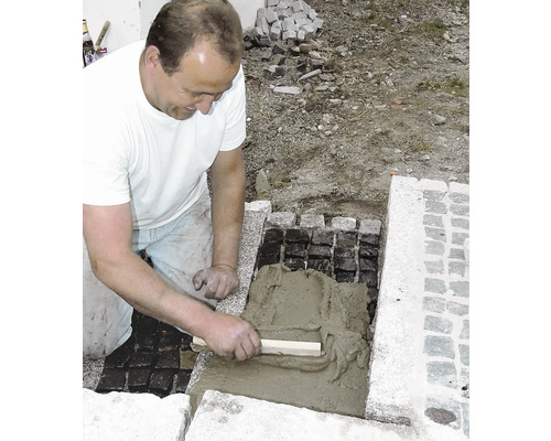 Artisan joint pavés avec mortier de ciment