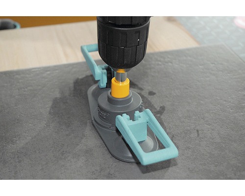 Guide de perçage pour carrelage avec perceuse sur un carreau
