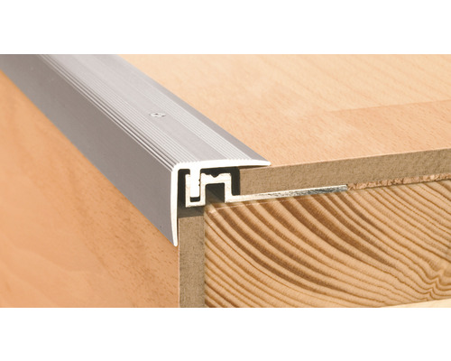 Aluminium Treppenkantenprofil auf Holztreppe
