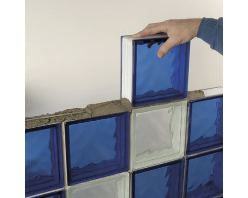 Bau einer Wand aus Glasbausteinen