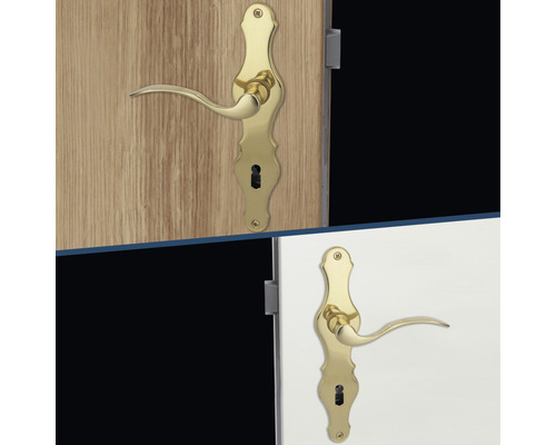 Poignées de porte couleur or sur portes en bois et blanches