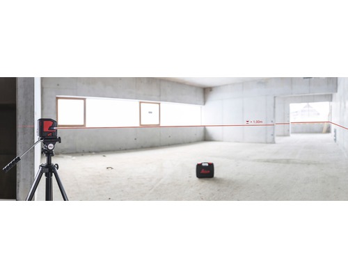 Pièce avec laser de nivellement sur trépied pour un alignement précis