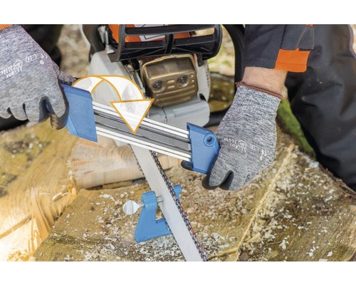 Affûteuse de chaîne en cours d''utilisation sur une tronçonneuse