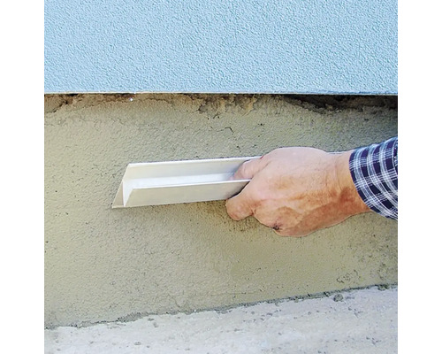 Application d''une cornière de protection sur un enduit.