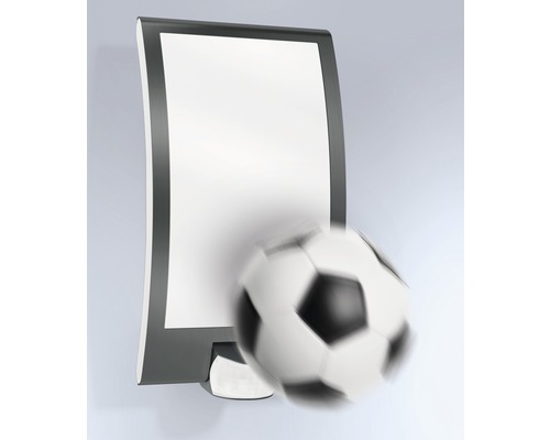 Leuchtkasten mit Fussball im Vordergrund