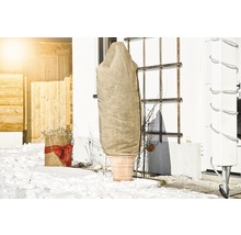 Pflanztopf mit Winterschutzhülle im verschneiten Garten