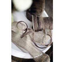 Arrangement décoratif avec du ruban de jute et une bobine de fil