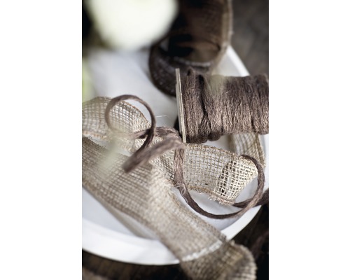 Arrangement décoratif avec du ruban de jute et une bobine de fil