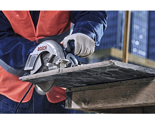 Artisan coupant du bois avec une scie circulaire Bosch