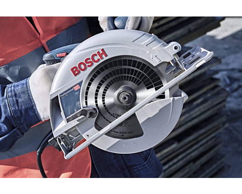 Scie circulaire portative Bosch dans les mains d''une personne