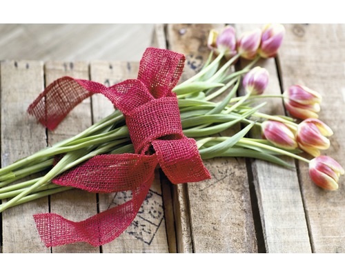 Bouquet de tulipes avec ruban sur une caisse en bois