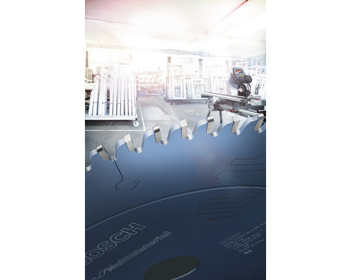 Lame de scie circulaire sur fond d''atelier