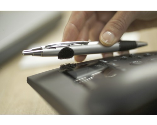 Personne fixant du velcro sur un stylo sur un téléphone