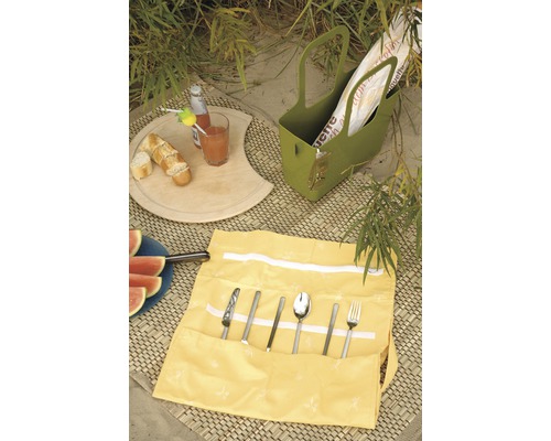 Szene mit Picknickdecke, Besteckrolle, Schneidebrett mit Speisen, Getränken und Tragetasche