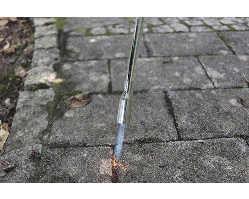 Unkrautbrenner in Verwendung auf Pflastersteinen