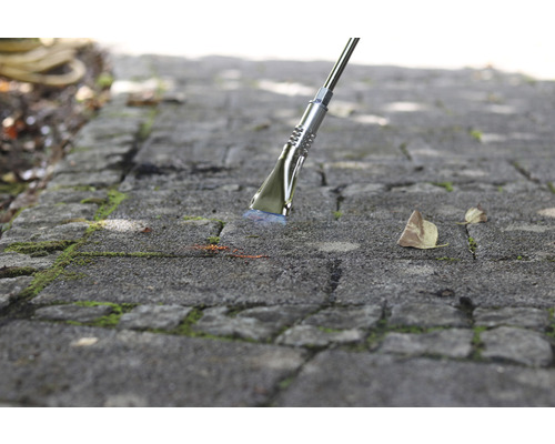 Unkrautbrenner im Einsatz auf Pflastersteinen