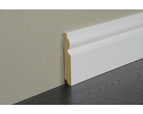 Sockelleiste aus Holz montiert an einer Wand