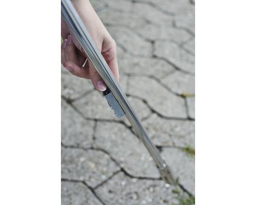 Eine Hand hält eine Stange