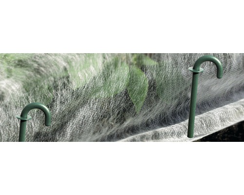 Gemüsebeet mit Schutzvlies und Haltebügeln