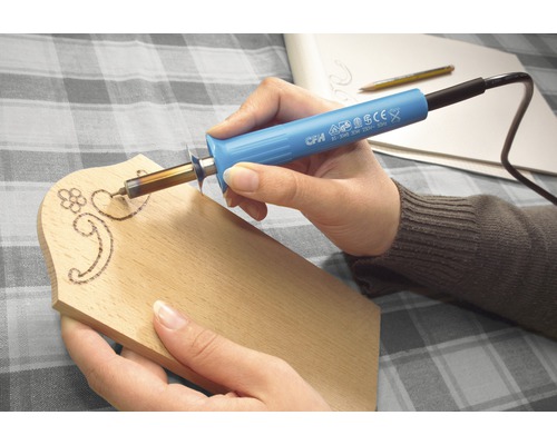 Brandmalkolben in Gebrauch auf Holz