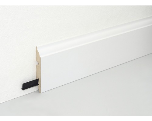 Plinthe blanche montée au mur