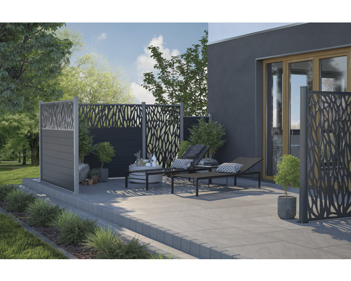 Jardin aménagé avec brise-vue et deux chaises longues sur la terrasse