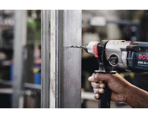 Perceuse perçant un trou dans un profilé métallique