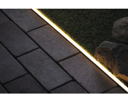 Scène avec pavés, gazon, pierres et éclairage LED