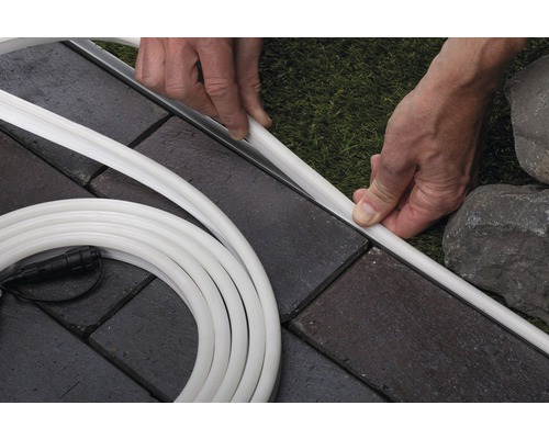 Installation d''un tube lumineux à LED sur des pavés