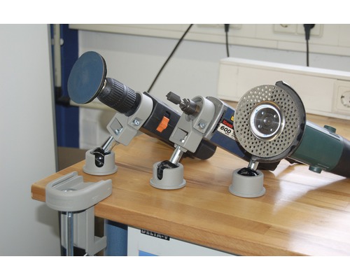 Drei Werkzeuge mit Halterungen auf einem Tisch