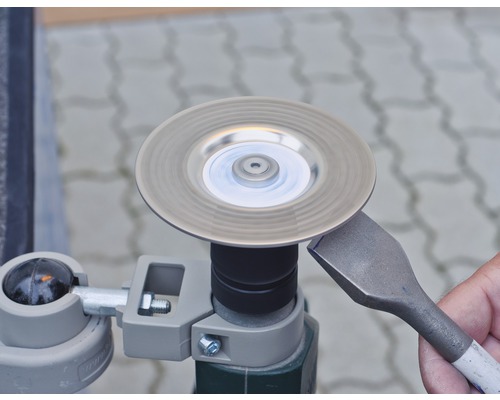 Schärfen eines Meißels mit einer Schleifscheibe