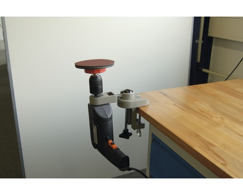 Bohrmaschine mit Schleifscheibe und Schraubstockbefestigung auf einer Werkbank