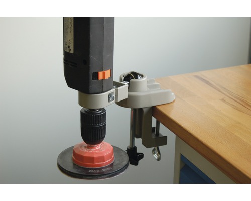 Elektrowerkzeug mit Tischklemme und Schleifscheibe auf einer Werkbank