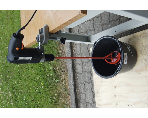 Bohrmaschine mit Rührwerk zum Mischen von Materialien in einem Eimer.