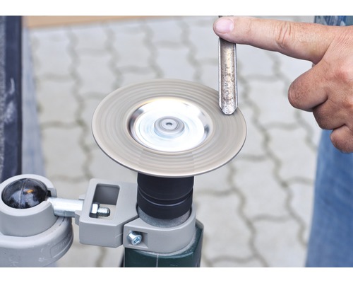 Drehende Schleifscheibe schärft Stecheisen