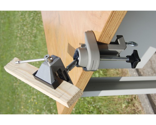 Werkbank mit Winkelspanner zum Fixieren von Holz