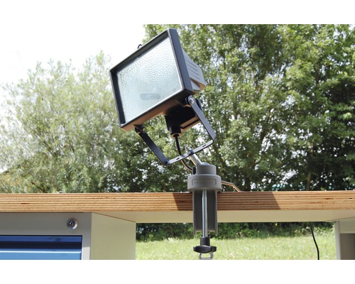 Scheinwerfer mit Schraubzwinge zur Befestigung an einer Werkbank