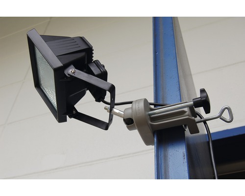 LED-Baustrahler mit Schraubzwinge zur Befestigung