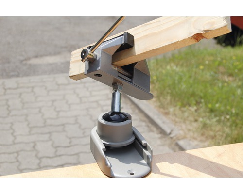 Werkbank mit Schraubstock und Holzstück